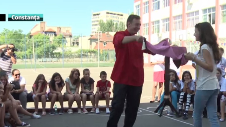 Amagiti cu tabara. 16 copii saraci, plimbati zilnic, 60 de kilometri, ca sa vada marea  Imagine