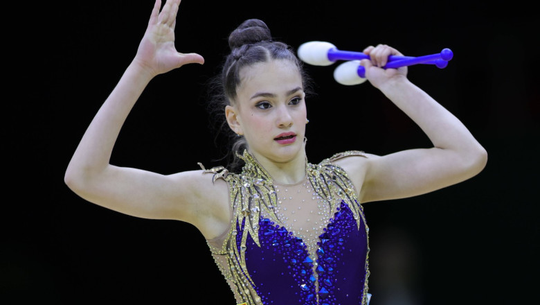 Amalia Lica s-a intors in tara cu patru medalii de aur la Europenele de gimnastica ritmica. Colegii de scoala au asteptat-o la aeroport Imagine