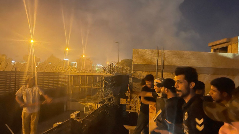 Ambasada Suediei din Irak a fost atacata. Irakienii i-au dat foc, drept razbunare pentru arderea Coranului Imagine
