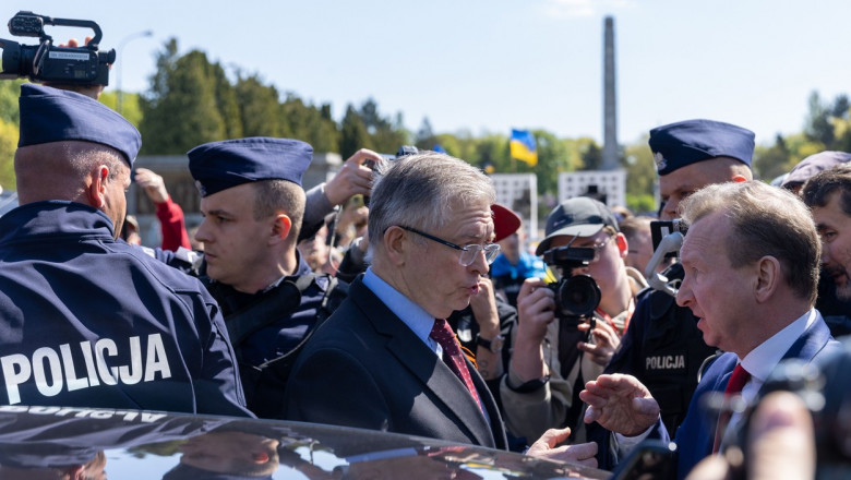 Ambasadorul rus in Polonia, intampinat cu steaguri ucrainene la cimitirul soldatilor sovietici din Varsovia Imagine