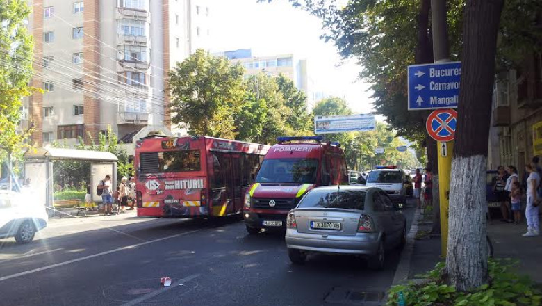 Ambulanta implicata in accident. Echipajul transporta un pacient la Spitalul de Urgenta Imagine