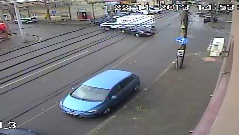 Ambulanta implicata intr-un accident rutier. Pacientul transportat a fost ranit usor Imagine