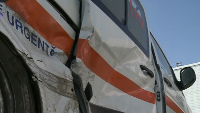 Ambulanta in misiune, rasturnata in intersectie. Soferul vinovat de accident a disparut Imagine