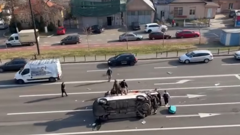 Ambulanta rasturnata de un sofer de 19 ani, repusa pe roti de martorii accidentului. Un medic explica de ce gestul „e extrem de grav” Imagine