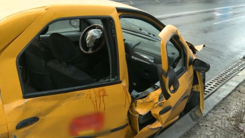 Ambulanta SMURD implicata intr-un accident soldat cu un mort si patru raniti. Pasagerul din taxi nu poate fi identificat Imagine