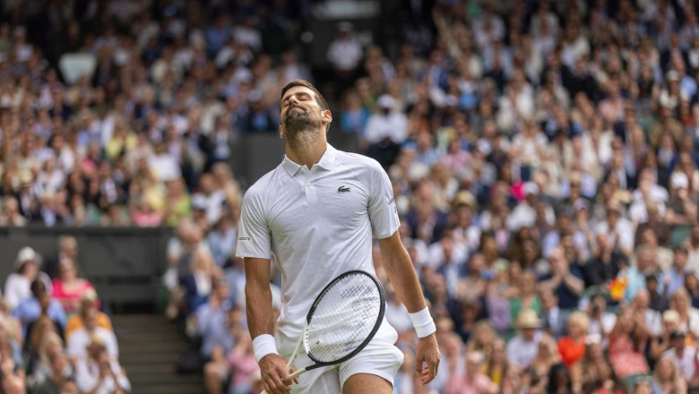 Amenda de 7.000 de euro pentru Djokovici. Si-a distrus racheta dupa o iesire nervoasa in timpul finalei de la Wimbledon Imagine