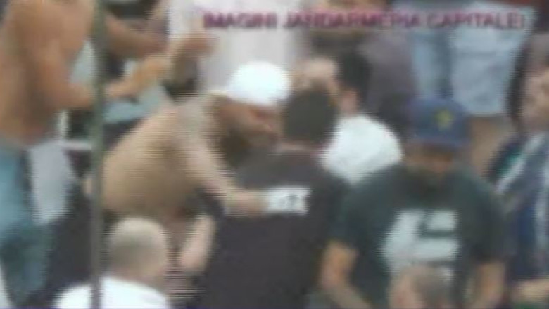 Amenzi de 18.000 de lei si interdictii pe stadioane timp de un an pentru 19 suporteri rapidisti Imagine