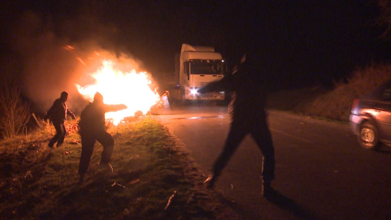 Amenzi pentru protestatarii de la Pungesti. 40 de localnici au primit amenzi administrative de la 100 la 300 de lei Imagine