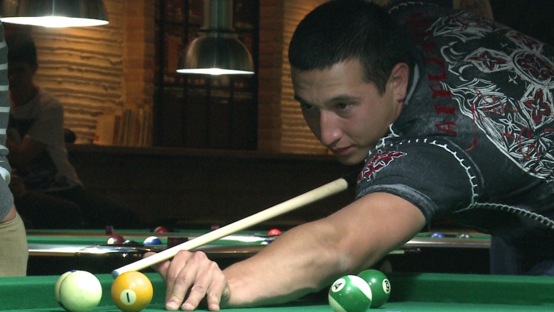 Americanii se relaxeaza la biliard. Militarii prefera berea romaneasca Imagine