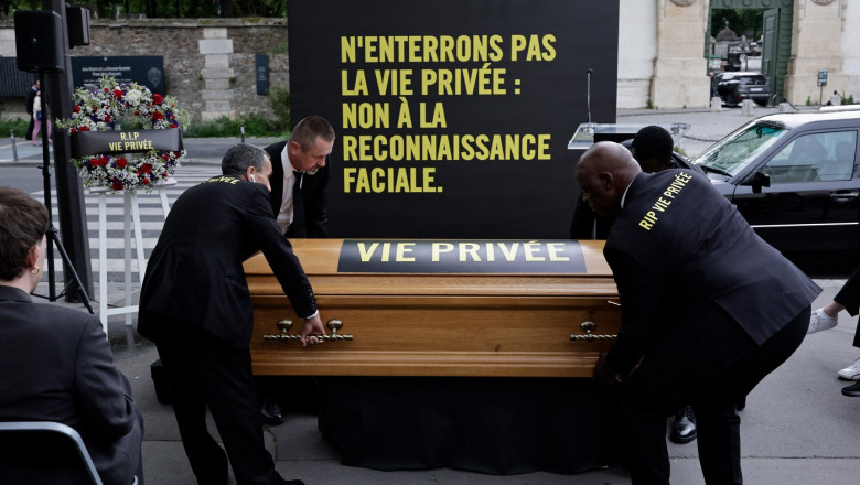 Amnesty International a ingropat simbolic ”viata privata”, ca protest fata de folosirea supravegherii video cu AI la JO de la Paris Imagine