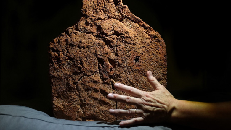 Amprenta unei maini, perfect conservata, a fost descoperita pe un obiect de argila din Egiptul antic, vechi de 4.000 de ani Imagine