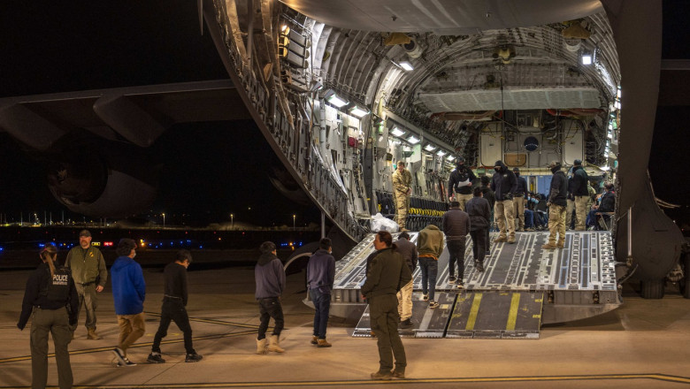 Analiza Reuters: Expulzarea migrantilor cu aeronave militare americane costa probabil mai mult decat un bilet la clasa intai Imagine