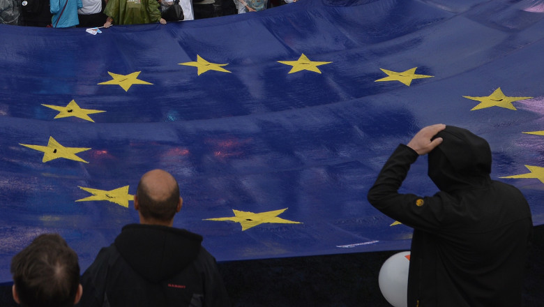 Analiza: Romanii au atitudini predominant pro-occidentale, dupa mai multi ani de narative antioccidentale Imagine