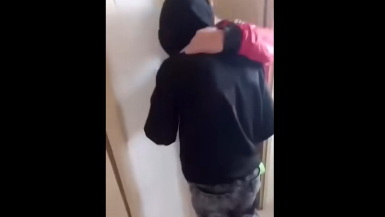 Ancheta a politiei la un liceu din Bacau, dupa aparitia unor imagini in care un elev este batut si obligat sa-si bage capul in WC Imagine
