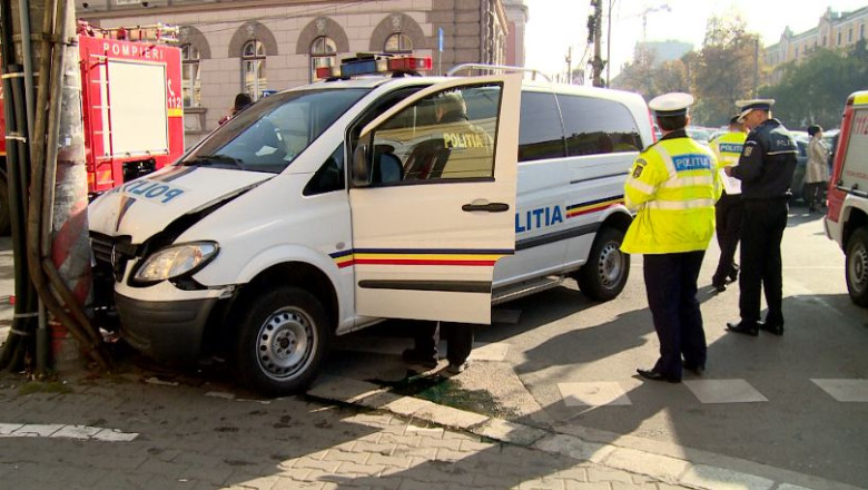 Ancheta cu ghinion. Duba Politiei in care se aflau trei inculpati a fost implicata intr-un accident Imagine