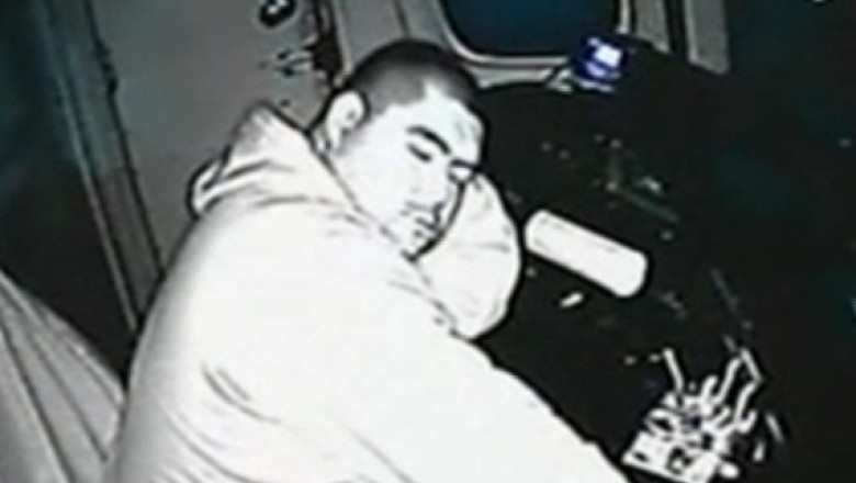 Ancheta feroviara in Argentina. Mecanicii de tren dorm sau citesc in timpul mersului Imagine