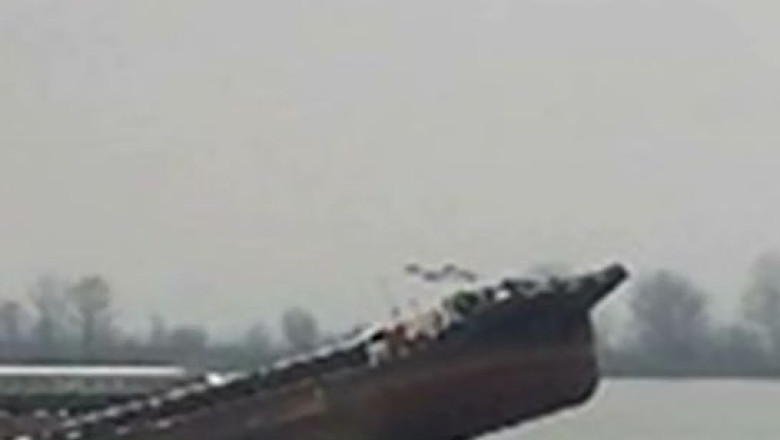 Ancheta in cazul barjei rasturnate. Procurorii Parchetului de pe langa Judecatoria Moldova Noua cerceteaza incidentul Imagine