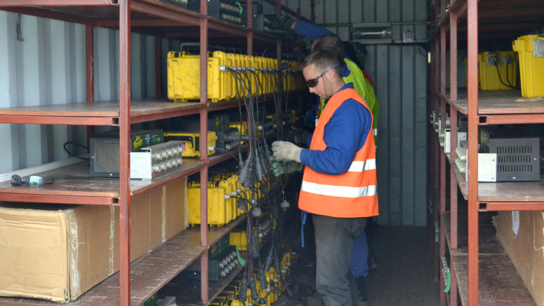 Ancheta la Medias. 21 de masini ale SC Prospectiuni SA, gasite avand cauciucurile taiate  Imagine