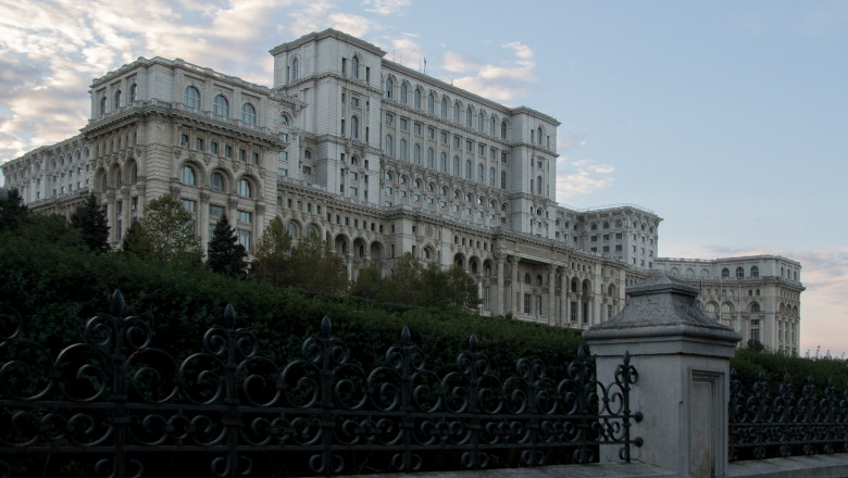 Ancheta la Senat. Vizati sunt angajati care ar fi folosit adeverinte false pentru 163 de credite Imagine