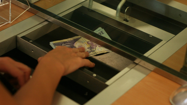 Angajat al unei banci din Bucuresti, urmarit penal dupa ce a scos fraudulos peste 560.000 de lei din contul unui client Imagine