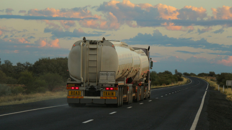 Angajat prins in timp ce fura sute de litri de combustibil din autocisterna firmei pentru care lucra. Unde depozita cantitatea furata Imagine