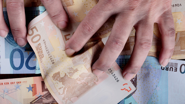 Angajata bancii, care a furat un milion de euro din conturile clientilor si a dat banii la saraci si la biserici, scapa de acuzatii Imagine