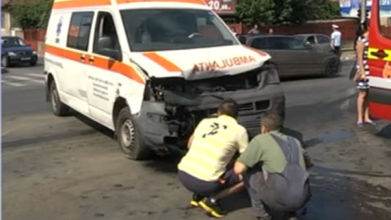 Angajati ai Ambulantei, cercetati disciplinar pentru ca nu au ajutat victimele unui accident Imagine