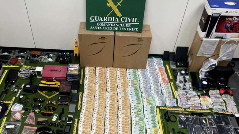 Angajati pe aeroport, arestati pentru ca ar fi furat 2 milioane de euro, bijuterii si ceasuri din bagajele pasagerilor Imagine