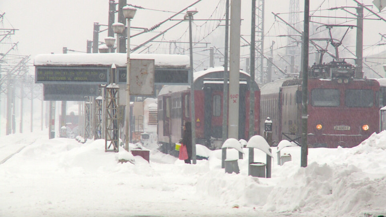 Angajatii CFR au impartit ceai cald calatorilor   Imagine