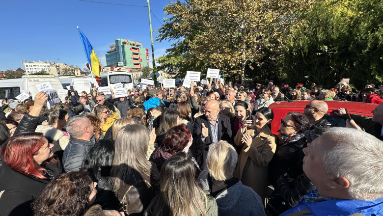 Angajatii de la casele de sanatate renunta la protest, salariile lor vor creste. Acum sunt nemultumiti cei din DSP-uri si farmacistii Imagine