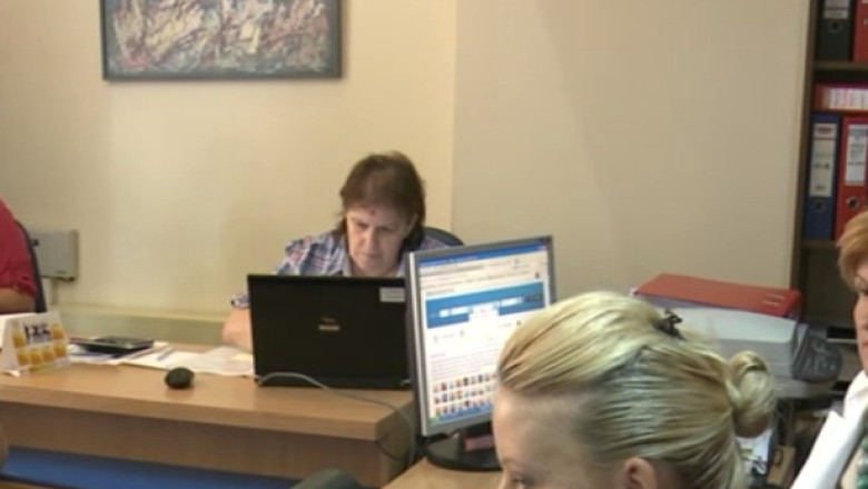Angajatii de la stat ar fi putea fi recompensati in functie de munca depusa Imagine