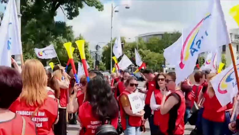 Angajatii din administratie si cultura au iesit in strada pentru ca sunt nemultumiti de cresterea salariului minim. „E mult prea putin” Imagine