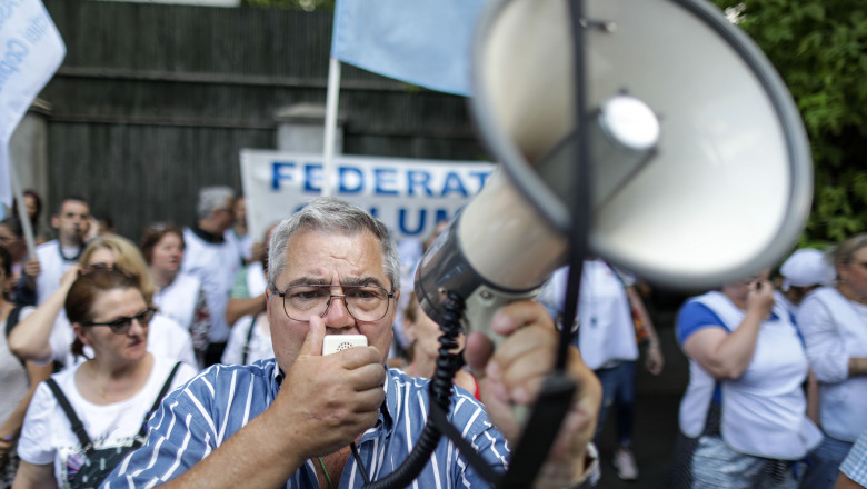Angajatii din asistenta sociala solicita "deblocarea urgenta" a angajarilor. Sindicalistii ameninta guvernul cu greva generala Imagine