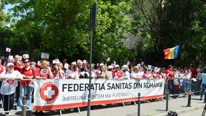 Angajatii din Sanatate au protestat in strada din cauza noii legi a salarizarii: „Am fost Cenusareasa, nu se mai poate”