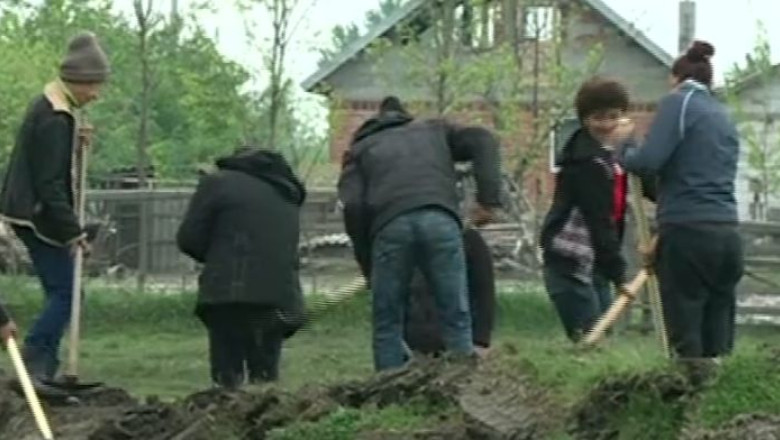 Angajatii ISU ridica un dig de aparare pe raul Vedea. Armata este pregatita sa intervina Imagine