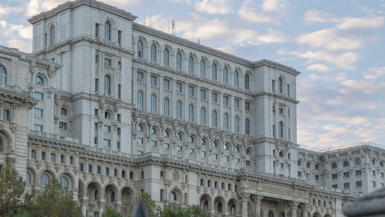 Angajatii Senatului vor sa dea jos antenele de pe Parlament, dupa ce sporul de conditii vatamatoare a fost taiat: „Genereaza radiatii” Imagine