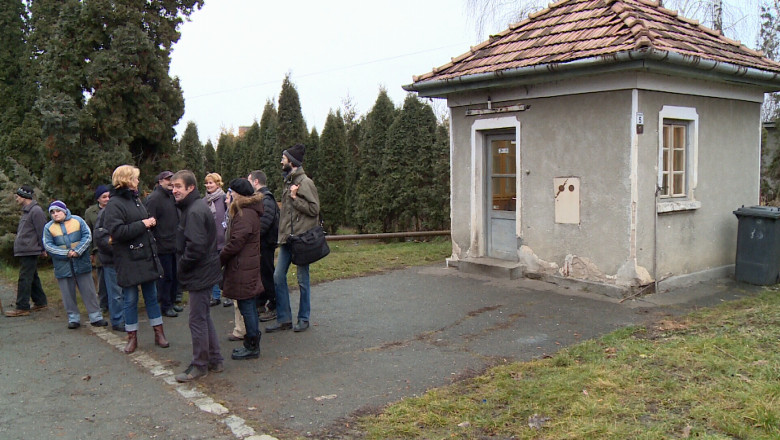 Angajatii Statiunii de Cercetare Pomicola si-au cerut in strada salariile restante de 18 luni Imagine