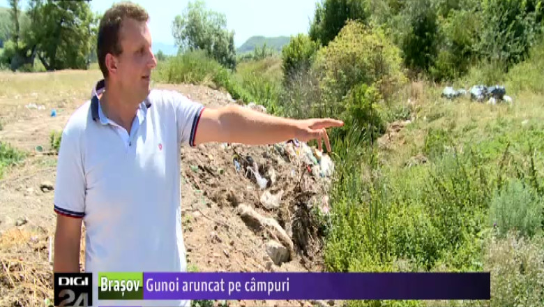 Angajatii unei firme de salubrizare au fost surprinsi in timp ce aruncau gunoiul pe camp Imagine
