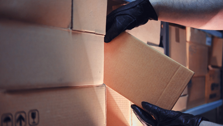 Angajatul unei firme de curierat este cercetat pentru ca ar fi furat colete de 3.700 euro de pe Aeroportul Otopeni Imagine