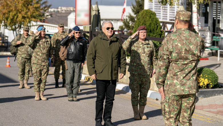 Angel Tilvar s-a intalnit cu soldatii romani dislocati in Balcanii de Vest. NATO vrea mai multe trupe in zona Imagine
