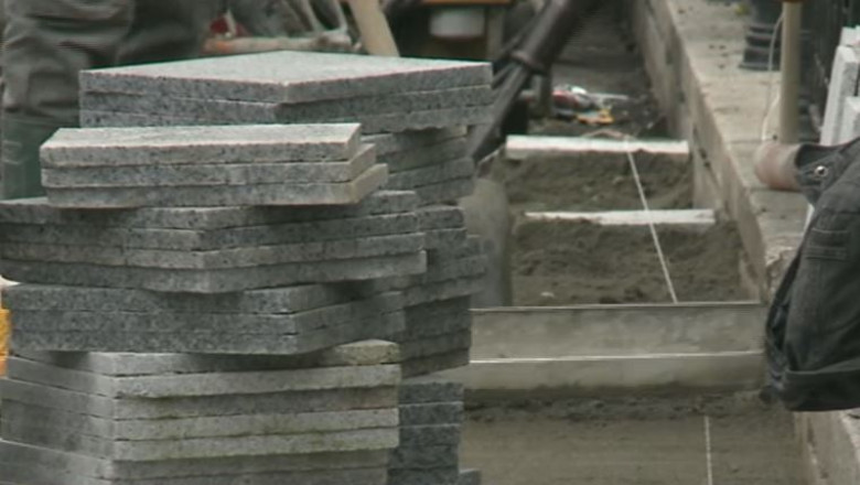 Anul si reparatia. In zona Unirii din Bucuresti se refac trotuarele reparate anul trecut Imagine