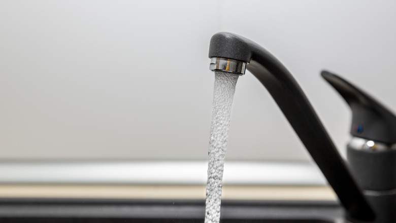 Apa de la robinet care este fiarta are cu aproape 90% mai putine microplastice (studiu) Imagine