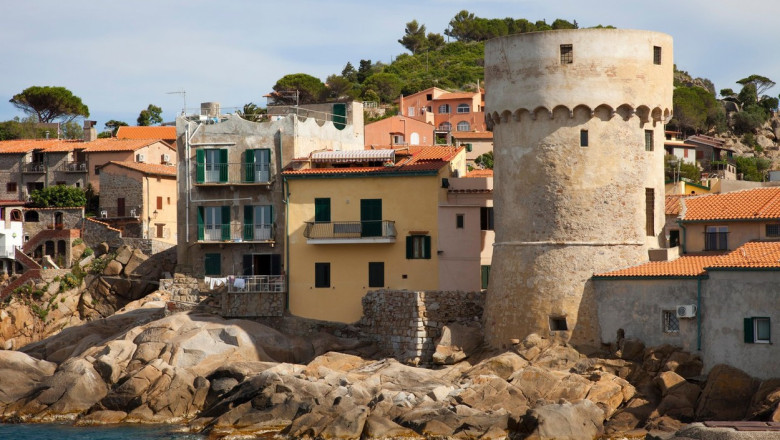 Apa de mare transformata in apa de baut, solutia ce se poate dovedi o capcana. Exemplul unei insule italiene asaltate de turisti Imagine