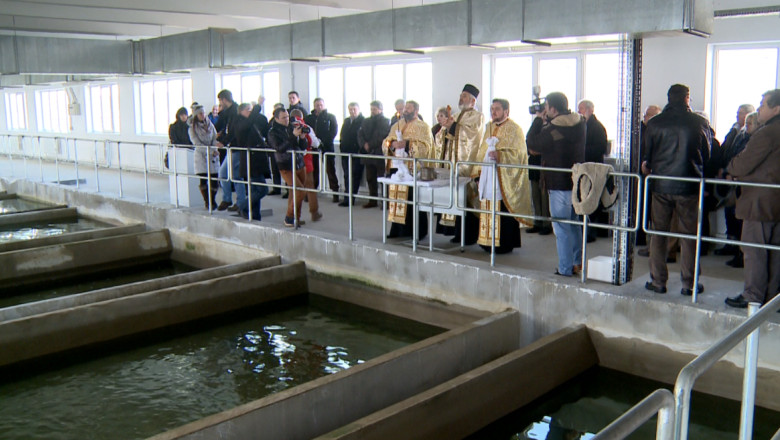 Apa sfintita la robinet, in Botosani. Preotii sustin ca, timp de 8 zile, apa va avea proprietati speciale Imagine