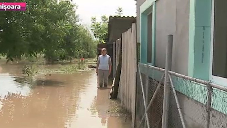Apa trece, necazurile raman. 150 de locuinte au fost inundate la Gataia in ultimele doua zile Imagine