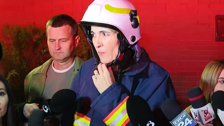 Aparitie excentrica a primarului Clotilde Armand la incendiul din nordul Capitalei. Edilul Sectorului 1 s-a imbracat in pompier Imagine