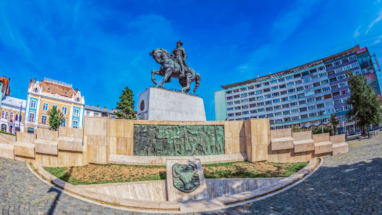 Apartament cu doua camere scos la vanzare cu 340.000 euro in Cluj. Ironii pe retelele sociale: „E inclusa si statuia, cu cal cu tot” Imagine