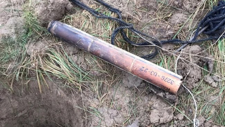 Apel la 112: racheta antigrindina prabusita pe un camp din Valcea. Fusese lansata din comuna vecina Imagine