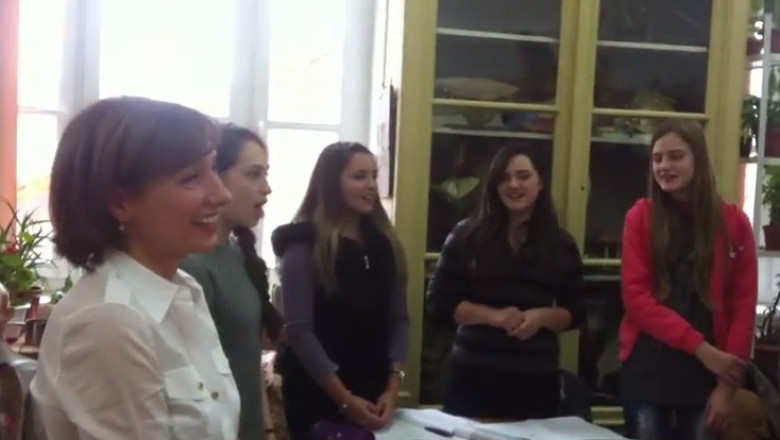 Aplauze pentru Prima Doamna. Carmen Iohannis primita de elevi cu „We are the champions” Imagine