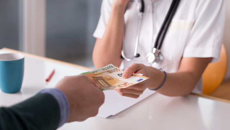 Aproape 100 de medici din Suceava o apara pe colega lor care lua spaga de la bolnavii de cancer si le-au scris judecatorilor Imagine